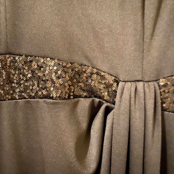 Southeastern Performance Dress - Picture 5 of 6